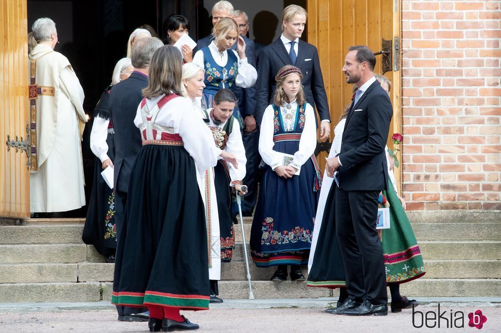 Haakon y Mette-Marit de Noruega, Marta Luisa de Noruega, Leah Behn, Marius Borg y Juliane Snekkestad en la Confirmación de Sverre Magnus de Noruega