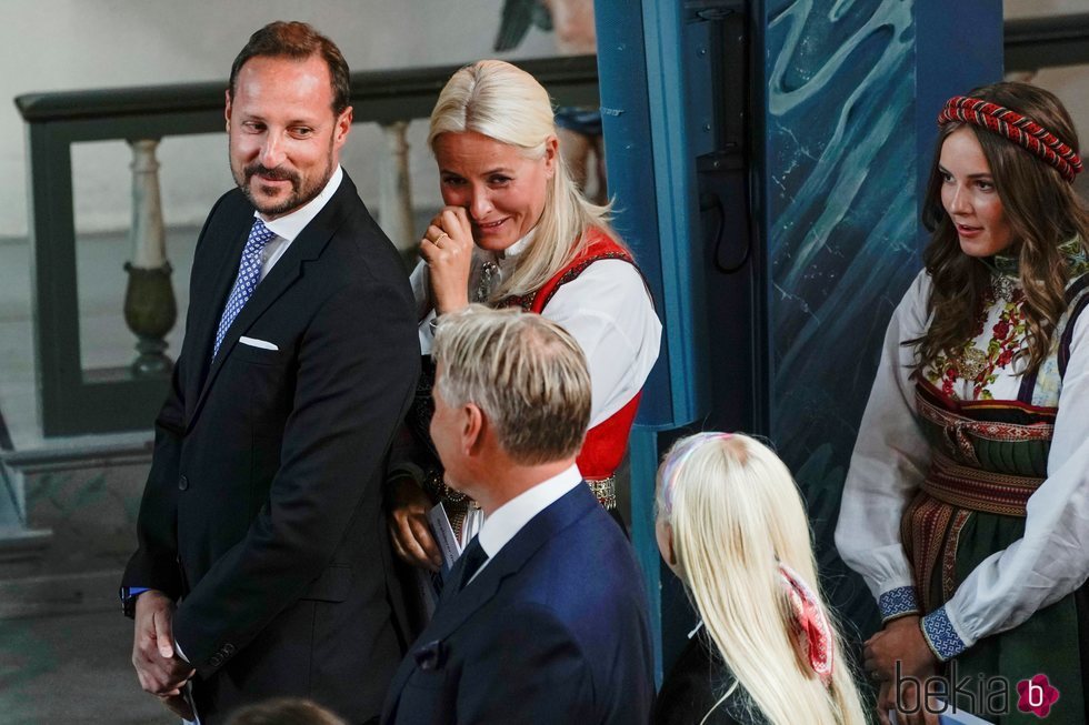 Mette-Marit de Noruega se emociona en la Confirmación de Sverre Magnus de Noruega junto a Haakon de Noruega e Ingrid Alexandra de Noruega