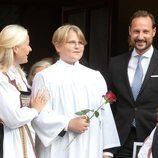 Sverre Magnus de Noruega con sus padres Haakon y Mette-Marit de Noruega en su Confirmación