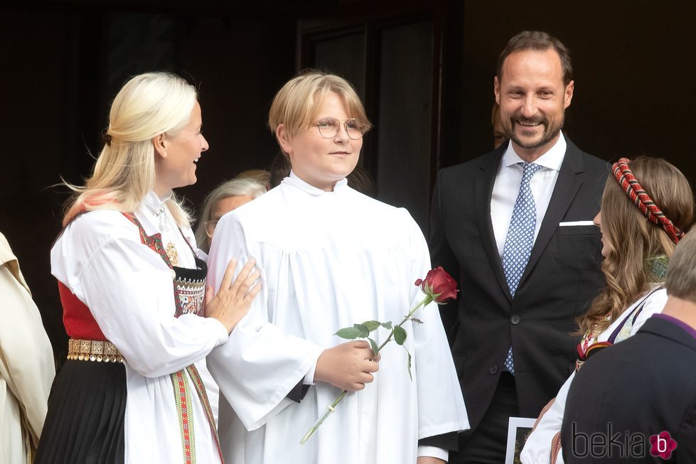 Sverre Magnus de Noruega con sus padres Haakon y Mette-Marit de Noruega en su Confirmación