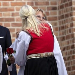 Mette-Marit de Noruega abraza a Sverre Magnus de Noruega en su Confirmación