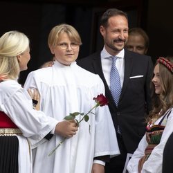 Sverre Magnus de Noruega con sus padres y su hermana en su Confirmación