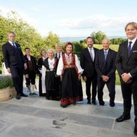 Sverre Magnus de Noruega con sus padres, hermanos y abuelos en su Confirmación