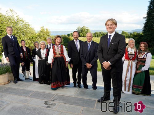 Sverre Magnus de Noruega con sus padres, hermanos y abuelos en su Confirmación