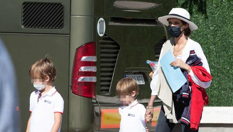 Sara Carbonero recoge a sus hijos Martín y Lucas del colegio