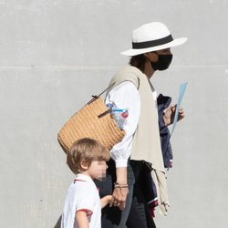 Sara Carbonero lleva de la mano a su hijo Lucas tras salir del colegio