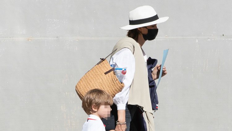 Sara Carbonero lleva de la mano a su hijo Lucas tras salir del colegio