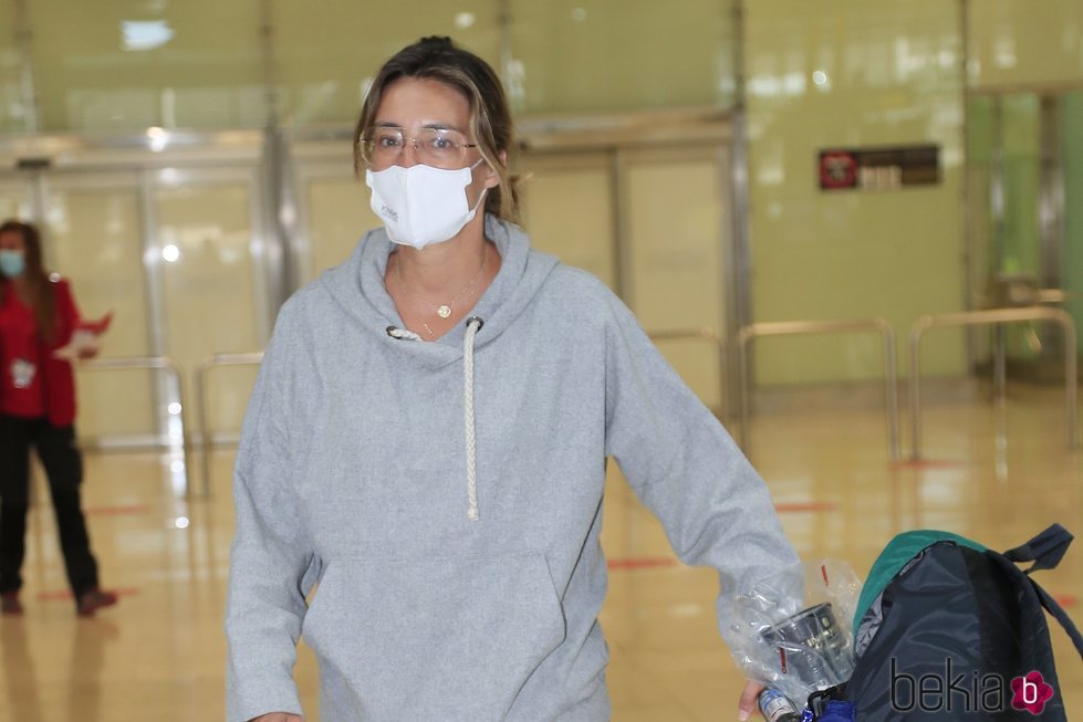 Sandra Barneda en el aeropuerto a su vuelta de las grabaciones de 'La isla de las tentaciones'