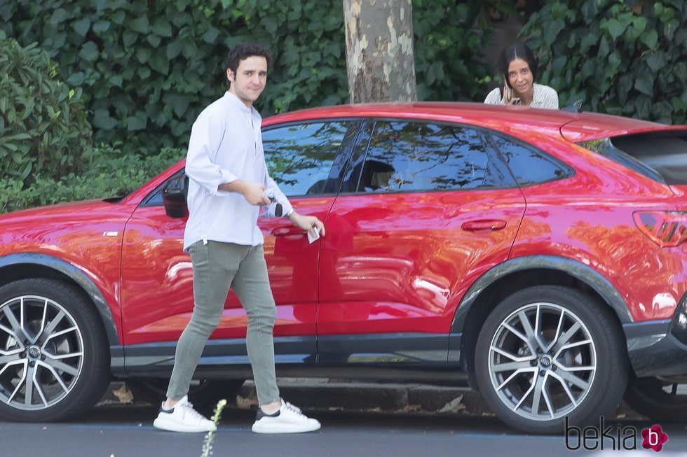 Froilán recoge una multa antes de montarse en el coche con Victoria Federica