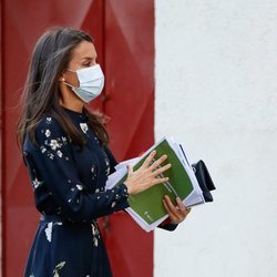 La Reina Letizia con documentación para una reunión de trabajo de la Asociación Española Contra el Cáncer