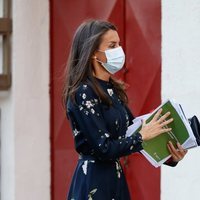 La Reina Letizia con documentación para una reunión de trabajo de la Asociación Española Contra el Cáncer