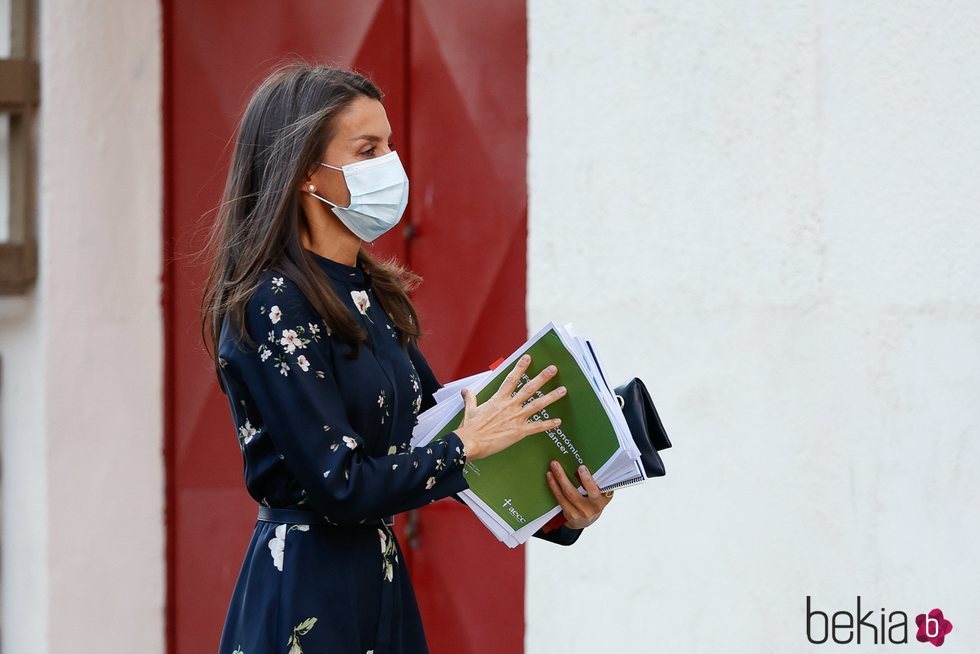 La Reina Letizia con documentación para una reunión de trabajo de la Asociación Española Contra el Cáncer