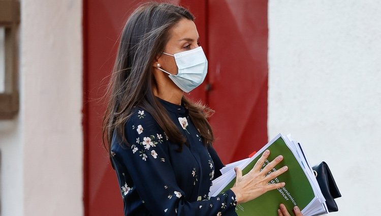 La Reina Letizia con documentación para una reunión de trabajo de la Asociación Española Contra el Cáncer