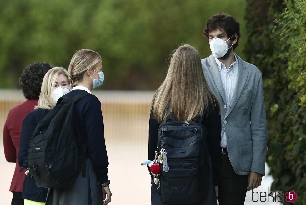 La Princesa Leonor y la Infanta Sofía se someten a una toma de temperatura en la vuelta al cole 2020/2021