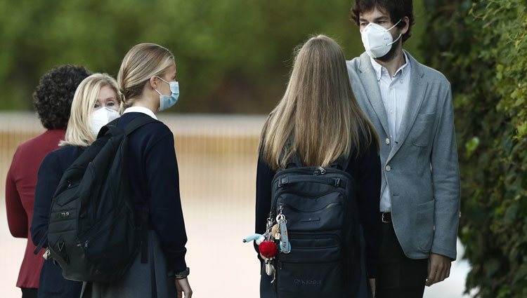 La Princesa Leonor y la Infanta Sofía se someten a una toma de temperatura en la vuelta al cole 2020/2021