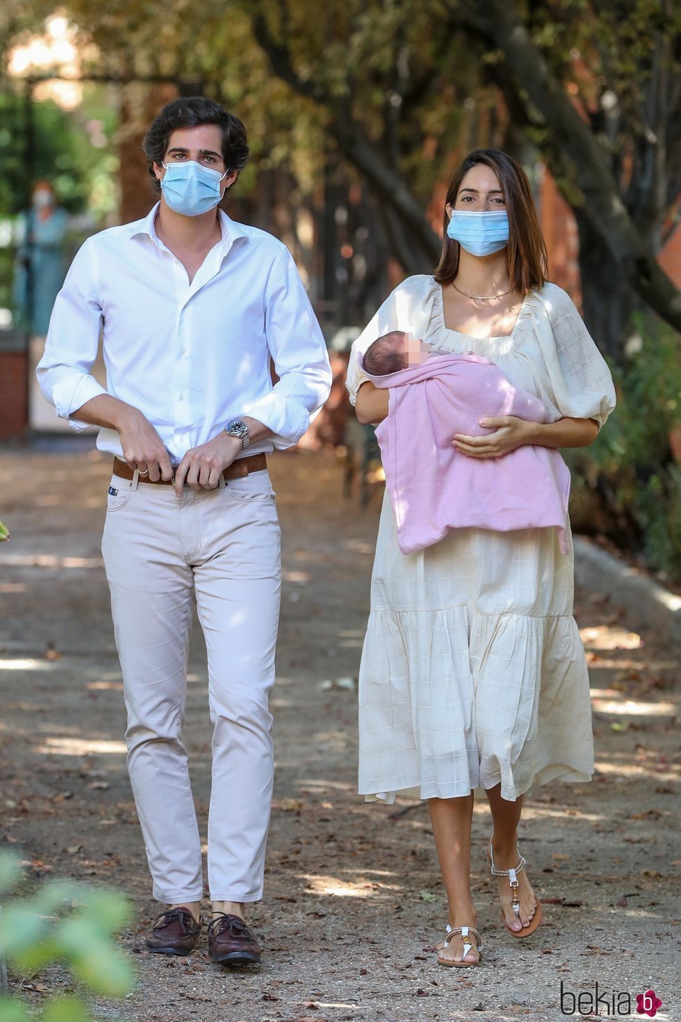 Fernando Fitz-James Stuart y Sofía Palazuelo presentan a su hija con mascarillas