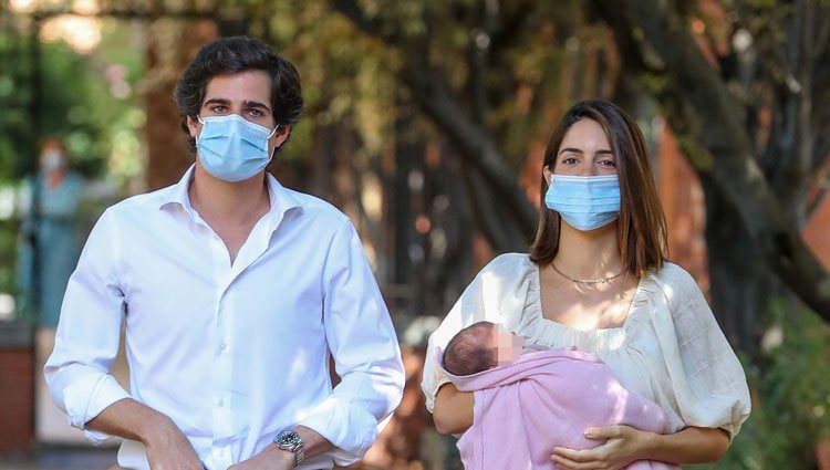 Fernando Fitz-James Stuart y Sofía Palazuelo presentan a su hija con mascarillas