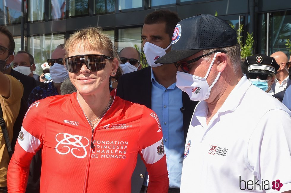 Charlene de Mónaco junto al Príncipe Alberto de Mónaco tras competir en el evento The Crossing