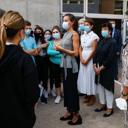 La Reina Letizia con mascarilla quirúrgica en el instituto EGA de Navarra