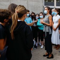 La Reina Letizia con mascarilla quirúrgica en el instituto EGA de Navarra