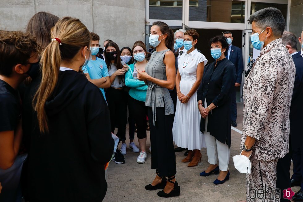 La Reina Letizia con mascarilla quirúrgica en el instituto EGA de Navarra