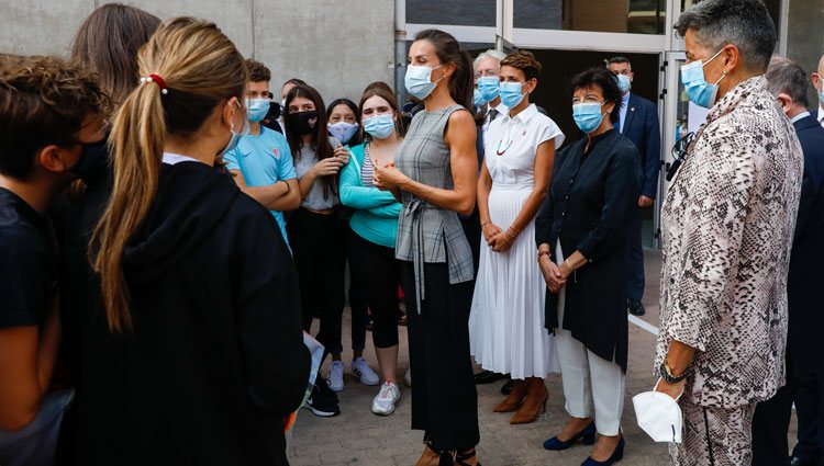 La Reina Letizia con mascarilla quirúrgica en el instituto EGA de Navarra