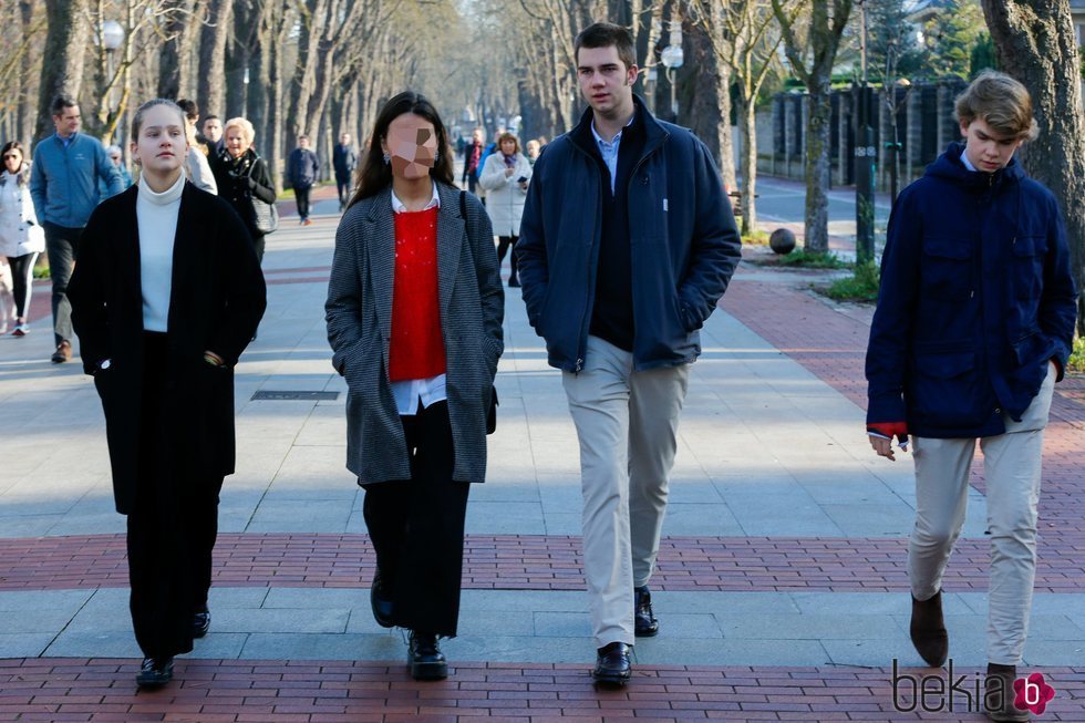 Irene Urdangarin, Juan Urdangarin y Miguel Urdangarin paseando por Vitoria