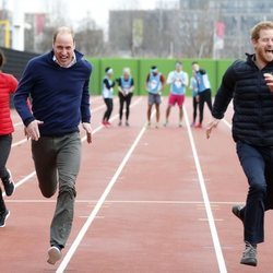 El Príncipe Guillermo, Kate Middleton y el Príncipe Harry echando una carrera