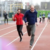 El Príncipe Guillermo, Kate Middleton y el Príncipe Harry echando una carrera