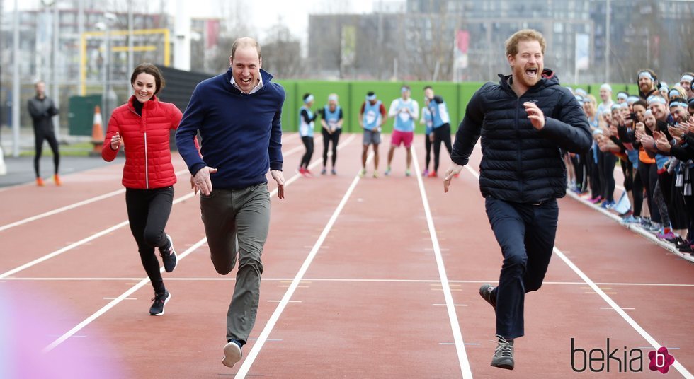 El Príncipe Guillermo, Kate Middleton y el Príncipe Harry echando una carrera