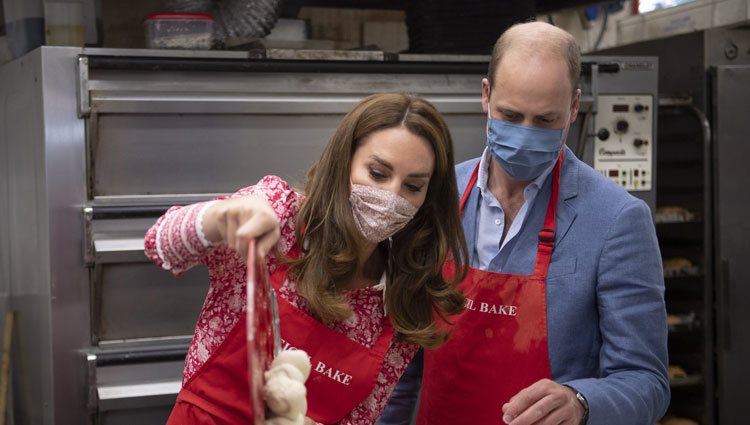 El Príncipe Guillermo y Kate Middleton haciendo pan en una panadería de Londres