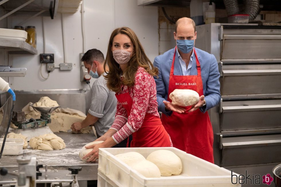 El Príncipe Guillermo y Kate Middleton, con las manos en la masa en una panadería de Londres