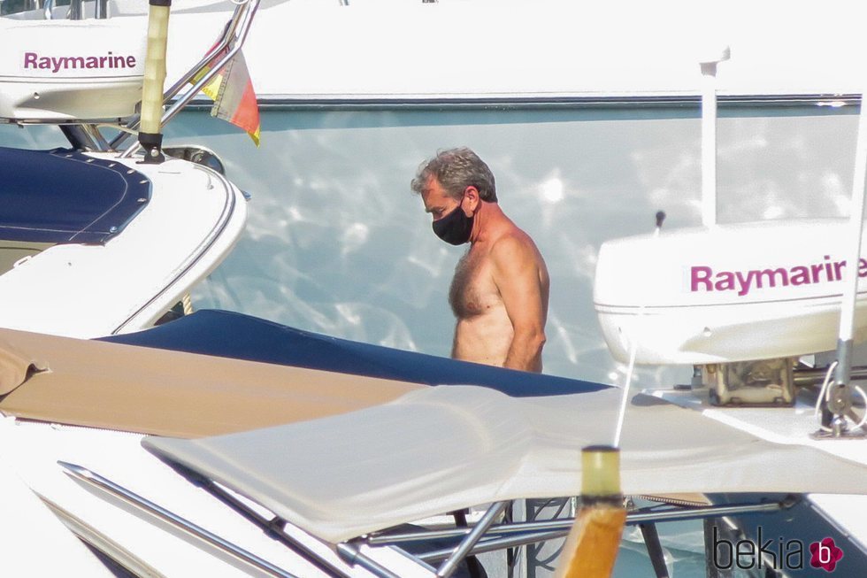 Fernando Simón en un barco en Mallorca