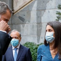 El Rey Felipe ajustándose su mascarilla en su visita a una exposición sobre Miguel Delibes en la Biblioteca Nacional de Madrid