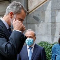 El Rey Felipe ajustándose su mascarilla en su visita a una exposición sobre Miguel Delibes en la Biblioteca Nacional de Madrid