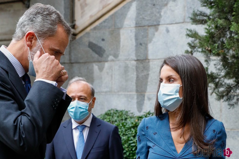 El Rey Felipe ajustándose su mascarilla en su visita a una exposición sobre Miguel Delibes en la Biblioteca Nacional de Madrid