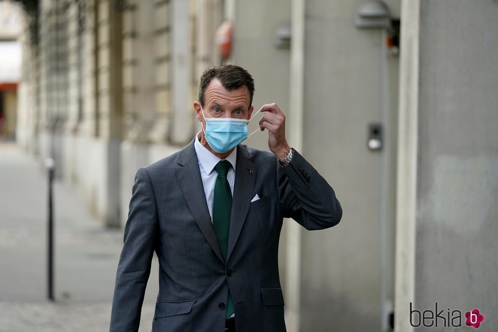 Joaquín de Dinamarca con mascarilla en su primer día de trabajo en la embajada danesa en París