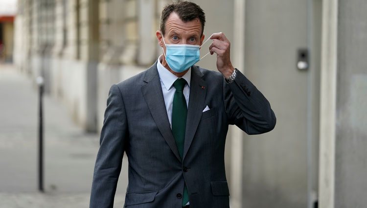 Joaquín de Dinamarca con mascarilla en su primer día de trabajo en la embajada danesa en París