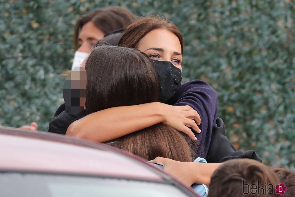 Paula Echevarría abrazando a su hija Daniella en la puerta del colegio