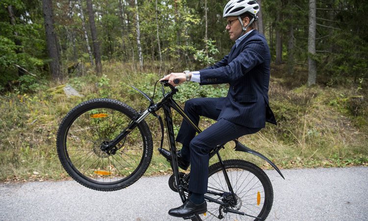 Daniel de Suecia hace piruetas con la bici en una escuela en Suecia