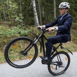 Daniel de Suecia haciendo el caballito con la bici en una escuela sueca