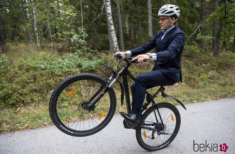 Daniel de Suecia haciendo el caballito con la bici en una escuela sueca