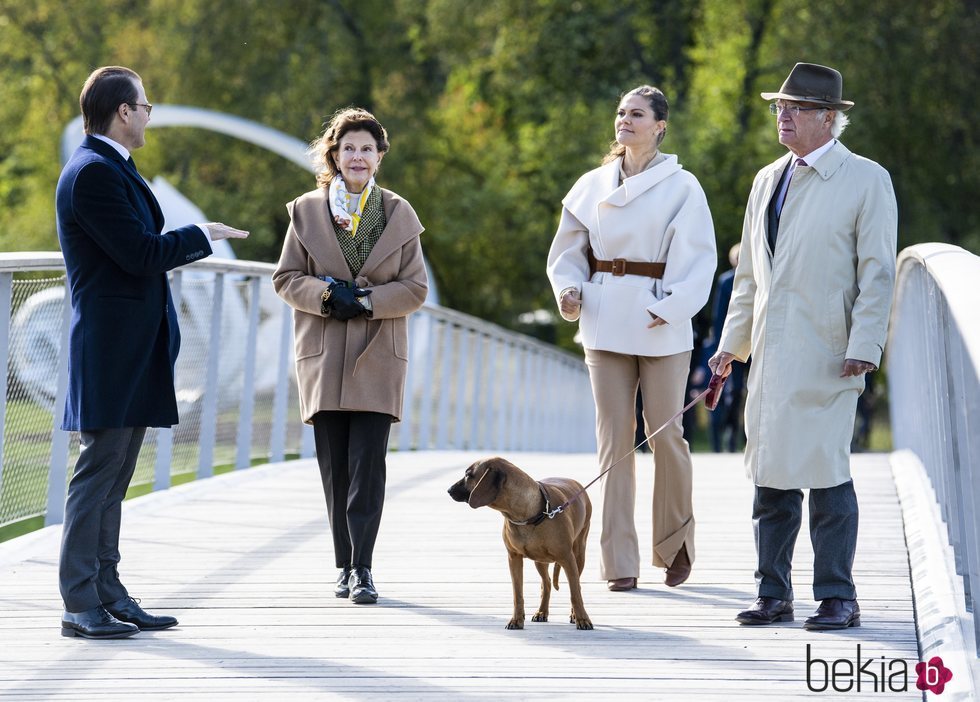 Carlos Gustavo y Silvia de Suecia con Victoria y Daniel de Suecia en Djurgården Royal Park