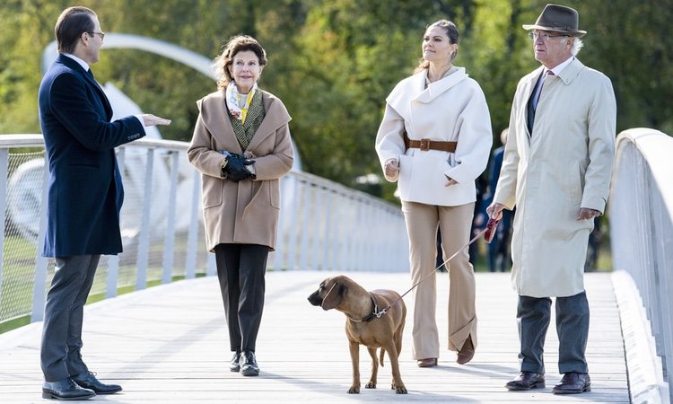 Carlos Gustavo y Silvia de Suecia con Victoria y Daniel de Suecia en Djurgården Royal Park