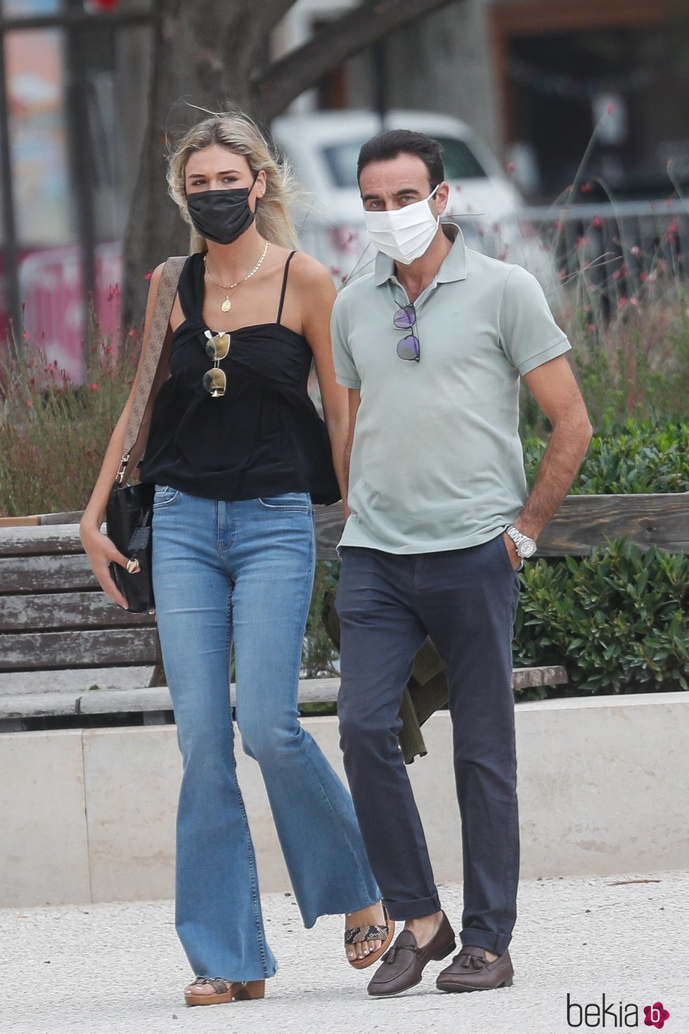 Enrique Ponce y Ana Soria paseando por Nimes