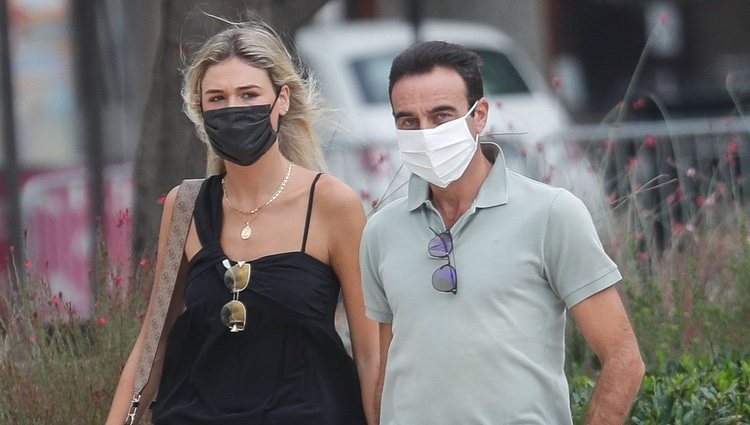 Enrique Ponce y Ana Soria paseando por Nimes