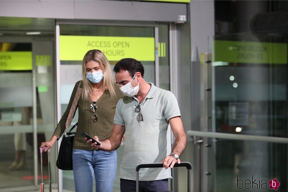 Enrique Ponce y Ana Soria llegando a Madrid desde Nimes