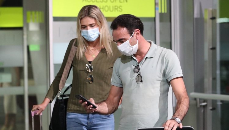 Enrique Ponce y Ana Soria llegando a Madrid desde Nimes