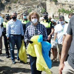 La Reina Sofía recogiendo residuos en una playa malagueña