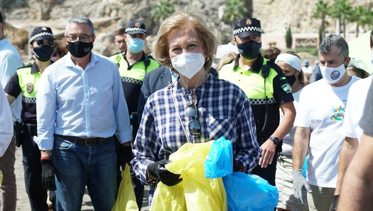 La Reina Sofía recogiendo residuos en una playa malagueña